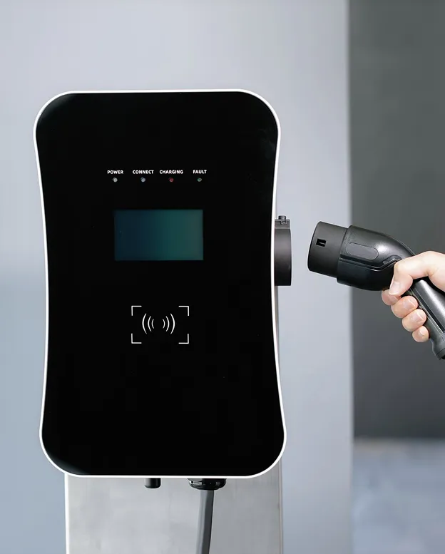 Borne de recharge pour véhicule électrique noire, avec prise de charge prête à être branchée à Vauréal dans le Val-d’Oise 95